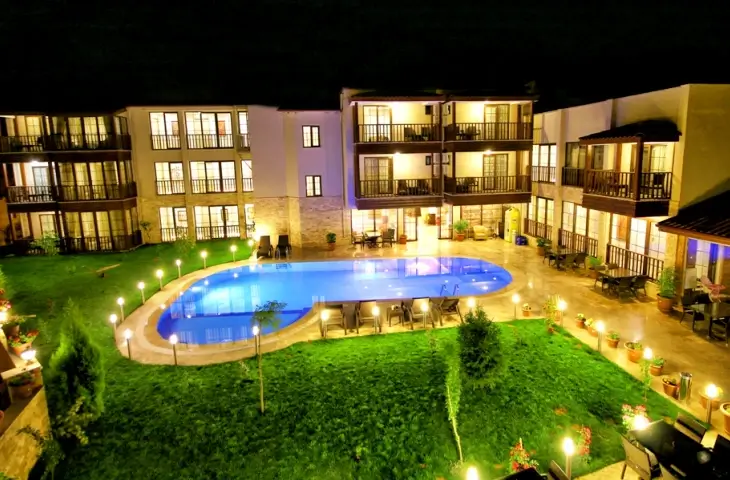 Pamukkale merkezde yer alan Venus Suite Hotel havuz ve bahçe manzarası